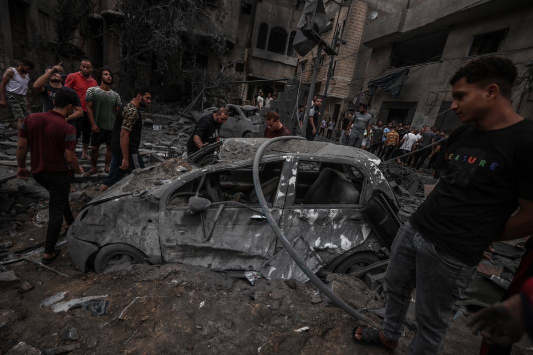 Cami, mülteci kampı, kamu kurumları... İşgalci İsrail'in uçakları ölüm yağdırıyor! 25