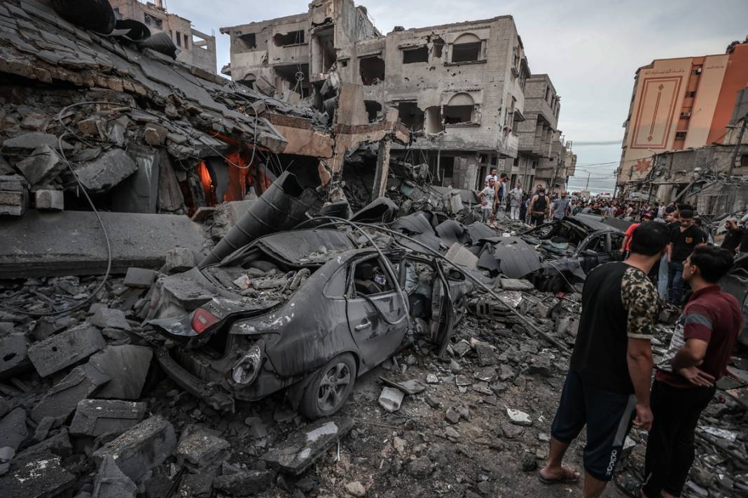 Cami, mülteci kampı, kamu kurumları... İşgalci İsrail'in uçakları ölüm yağdırıyor! 19