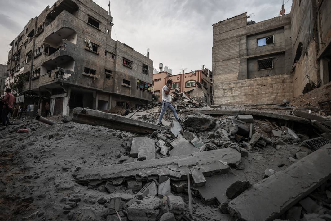 Cami, mülteci kampı, kamu kurumları... İşgalci İsrail'in uçakları ölüm yağdırıyor! 9