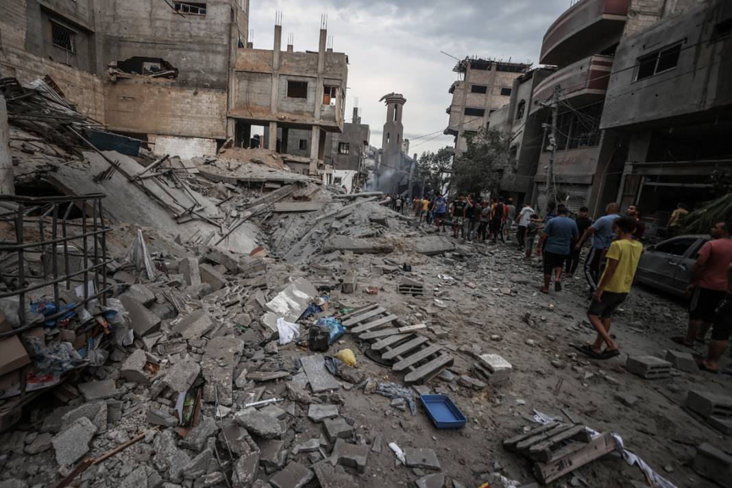 Cami, mülteci kampı, kamu kurumları... İşgalci İsrail'in uçakları ölüm yağdırıyor! 5