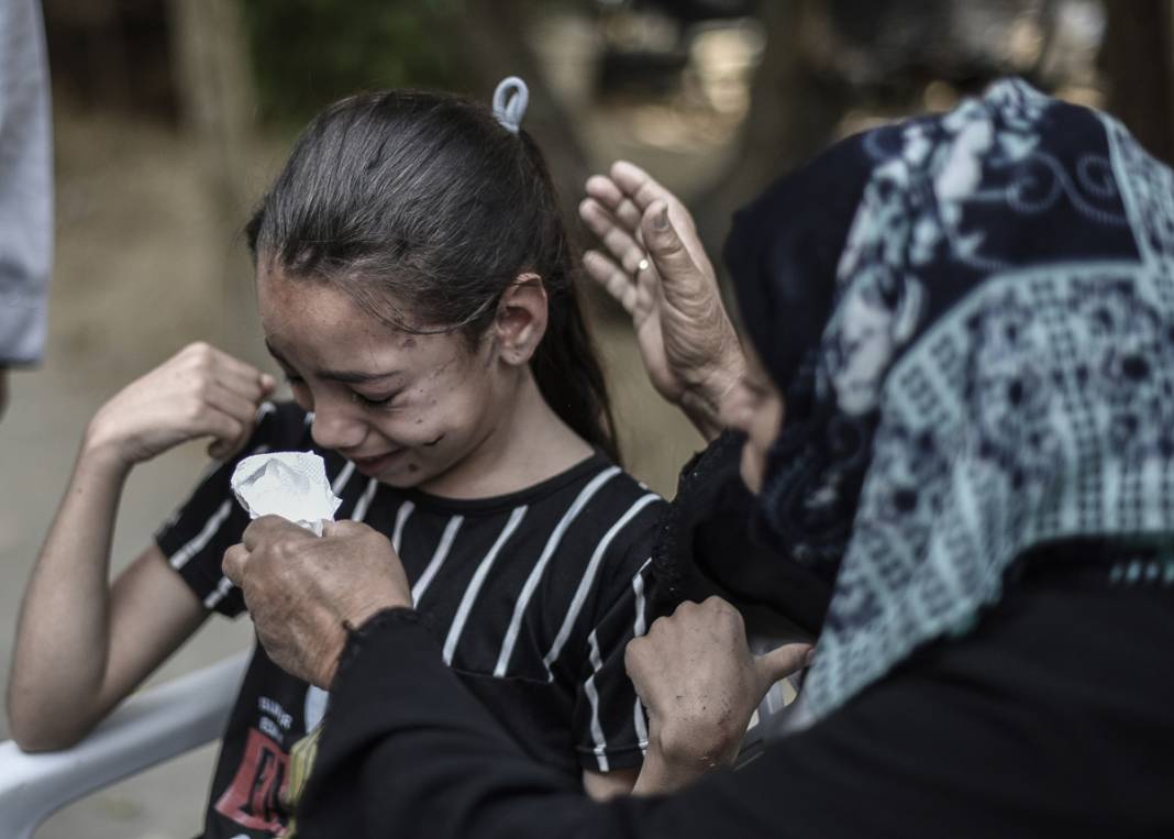 Savaşın yalnız bıraktığı küçük kızın gözyaşları... İsrail tüm ailesini elinden aldı 10