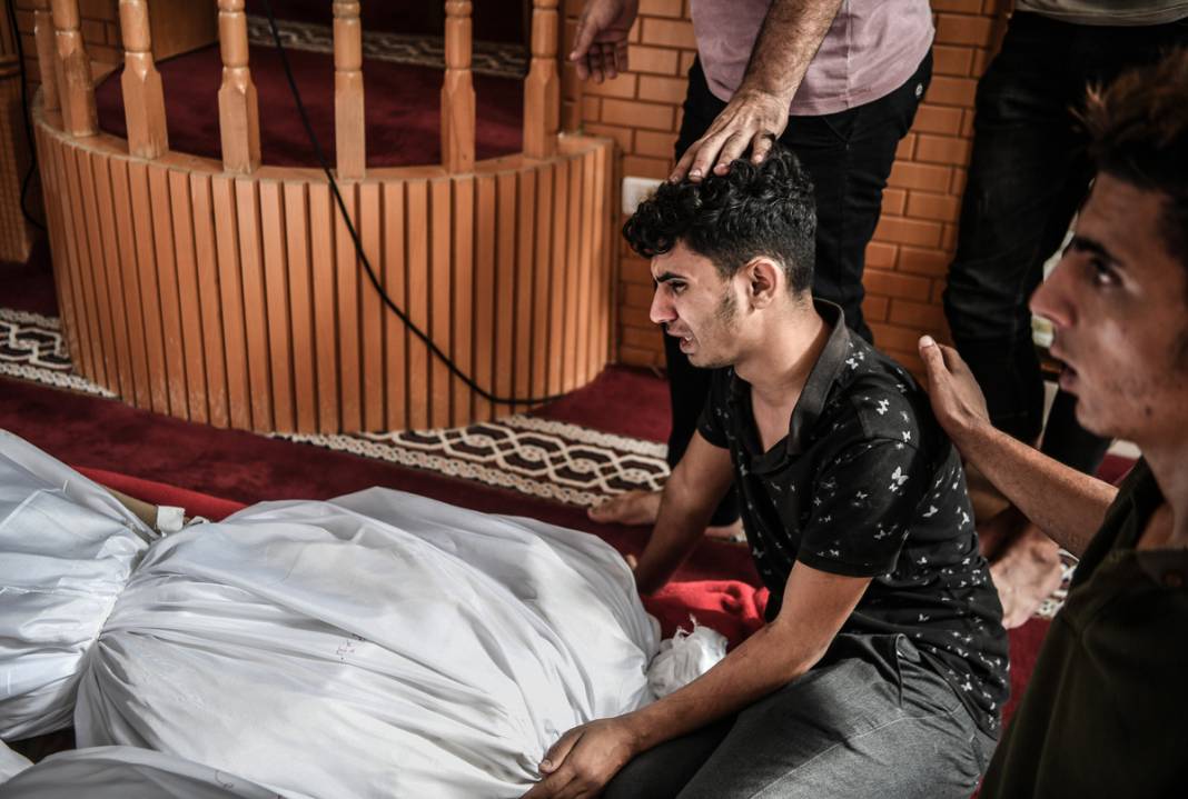 Savaşın yalnız bıraktığı küçük kızın gözyaşları... İsrail tüm ailesini elinden aldı 7