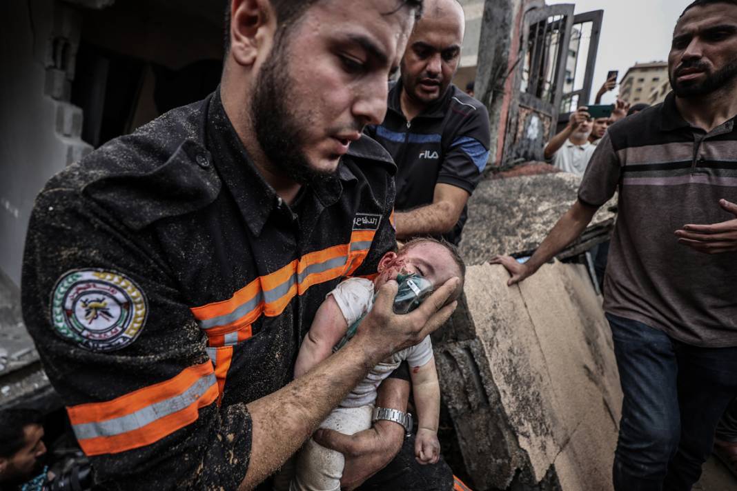 İsrail katliamından geriye kalanlar... Enkaz, acı ve gözyaşı 11