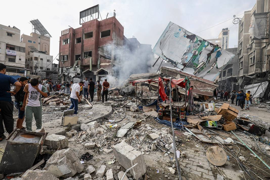 Gazze'de enkaz altında yaşam savaşı: Ekipler yetersiz, ölü sayısı artabilir 12