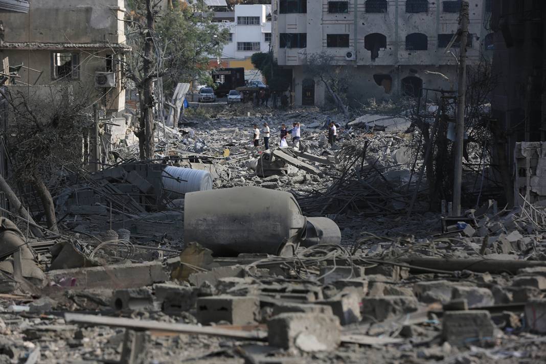 Gazze'de enkaz altında yaşam savaşı: Ekipler yetersiz, ölü sayısı artabilir 10