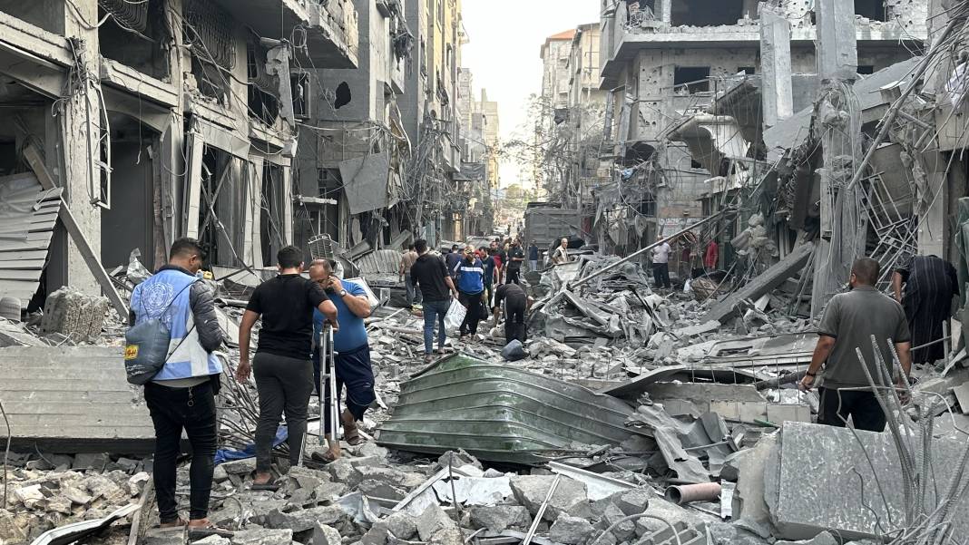 İsrail mülteci kampındaki pazar alanını vurmuştu: Yıkımın boyutu havadan görüntülendi 3