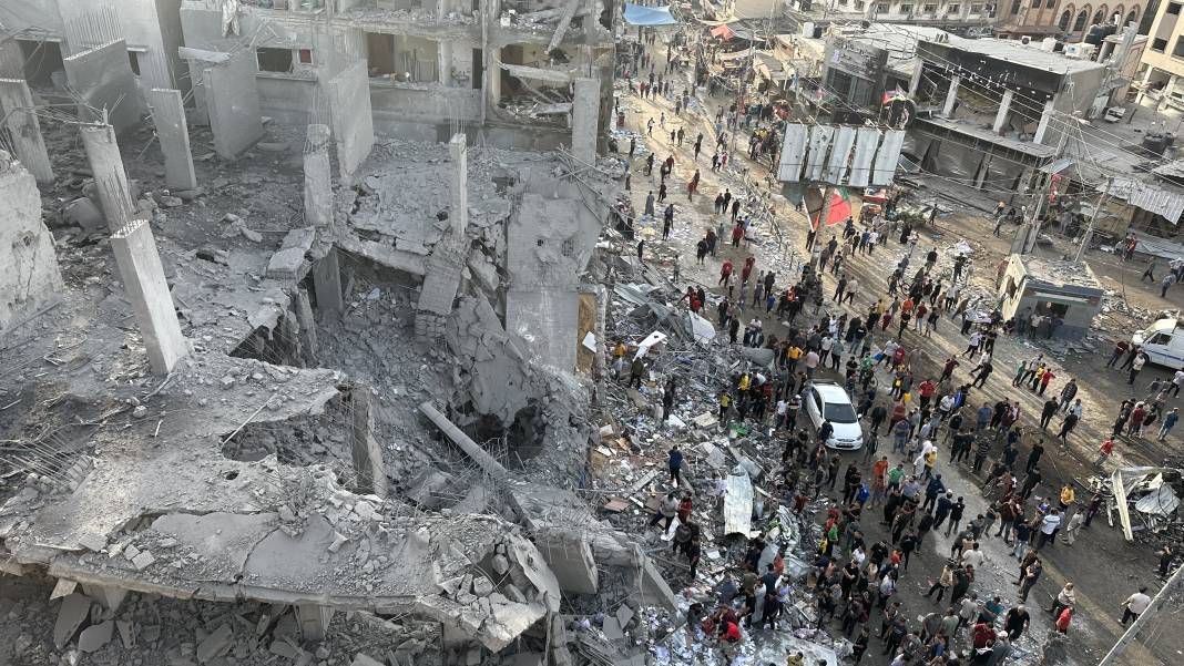 İsrail mülteci kampındaki pazar alanını vurmuştu: Yıkımın boyutu havadan görüntülendi 1