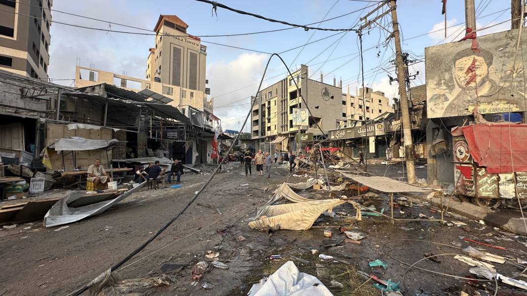 İsrail mülteci kampındaki pazar alanını vurmuştu: Yıkımın boyutu havadan görüntülendi 6