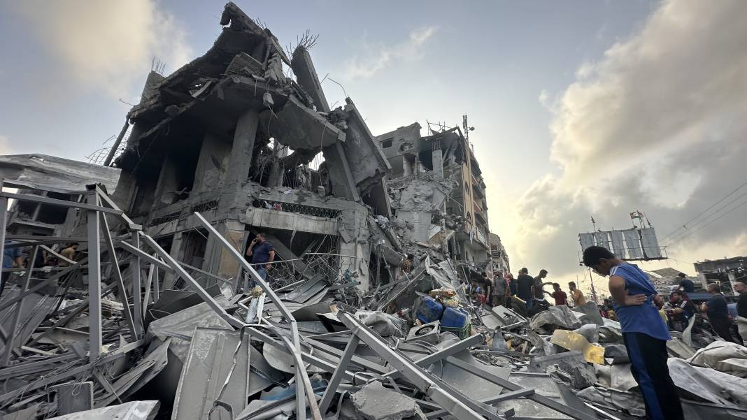 İsrail mülteci kampındaki pazar alanını vurmuştu: Yıkımın boyutu havadan görüntülendi 8