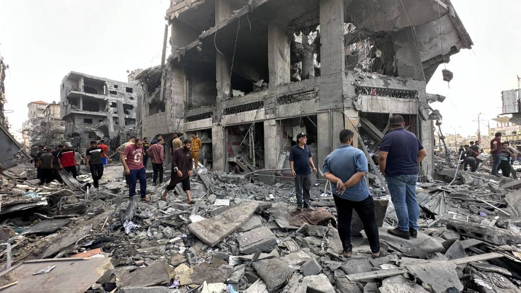 İsrail mülteci kampındaki pazar alanını vurmuştu: Yıkımın boyutu havadan görüntülendi 4