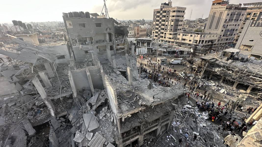 İsrail mülteci kampındaki pazar alanını vurmuştu: Yıkımın boyutu havadan görüntülendi 5