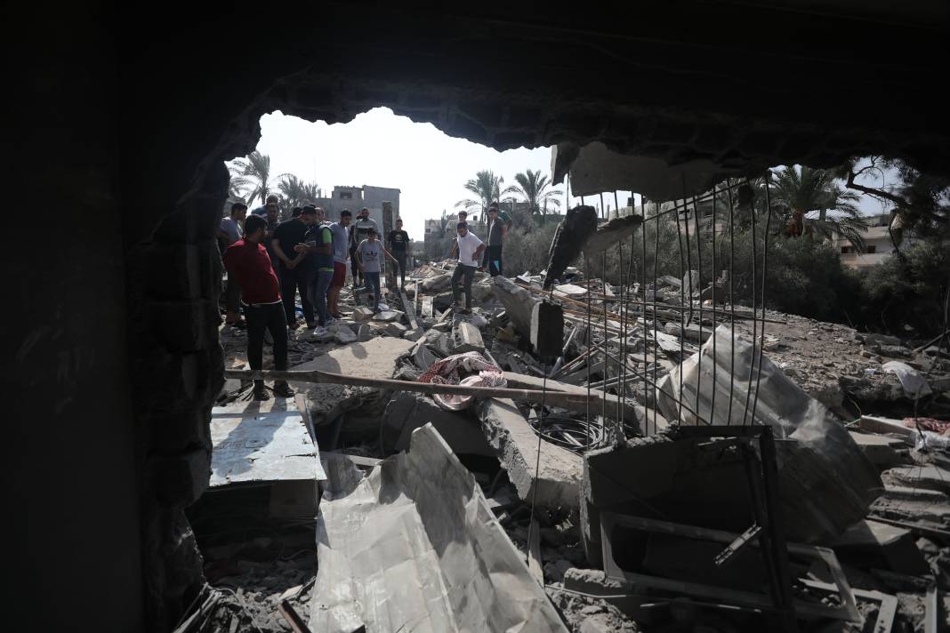 İsrail mülteci kampındaki pazar alanını vurmuştu: Yıkımın boyutu havadan görüntülendi 12