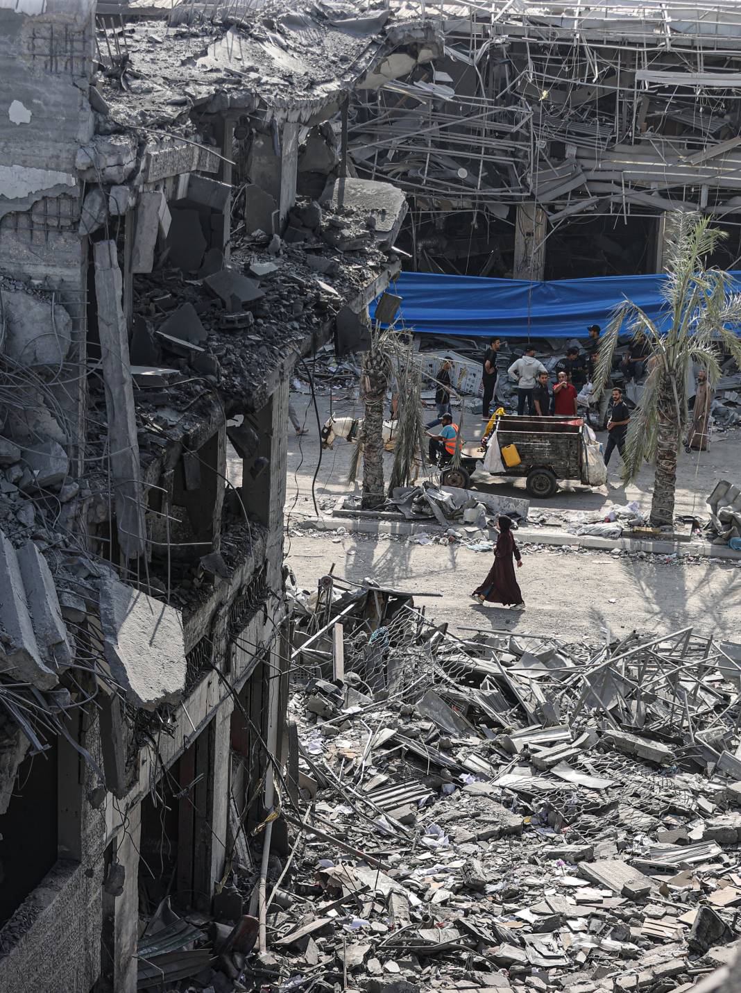 İsrail mülteci kampındaki pazar alanını vurmuştu: Yıkımın boyutu havadan görüntülendi 11