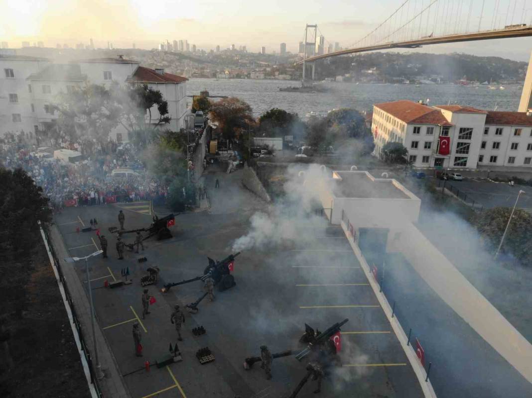 Cumhuriyet'in 100'üncü yılında tarihi geçit! Türk Donanması İstanbul Boğazı'nda 25