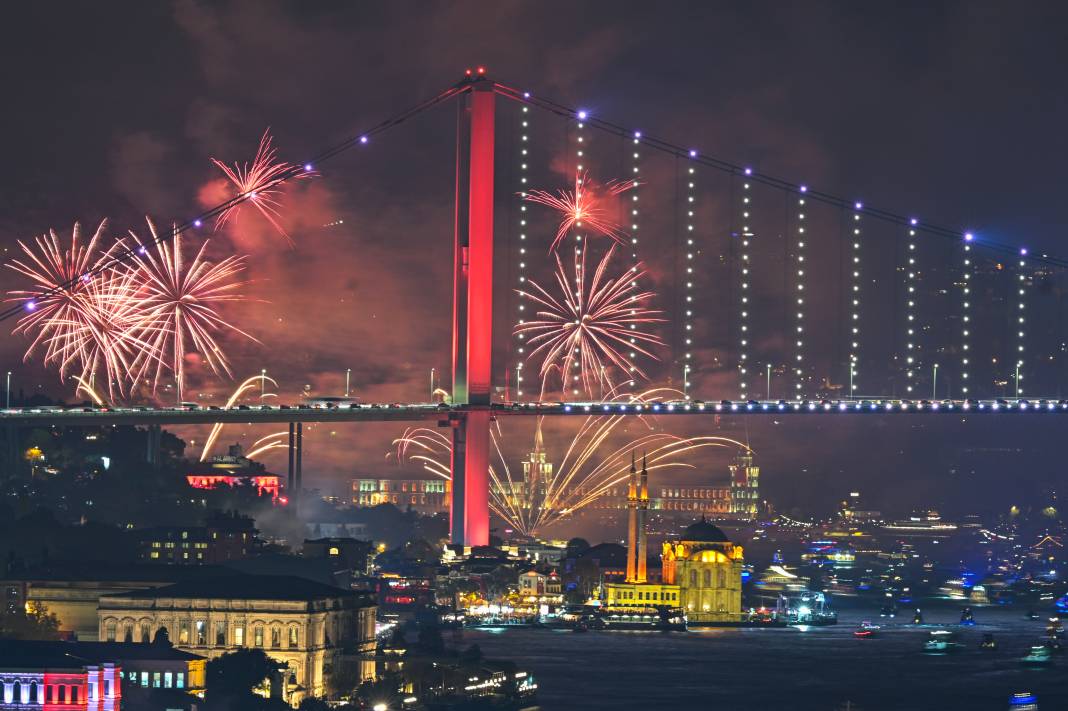 İstanbul Boğazı'nda görsel şölen: Cumhuriyetimiz 100 yaşında 9