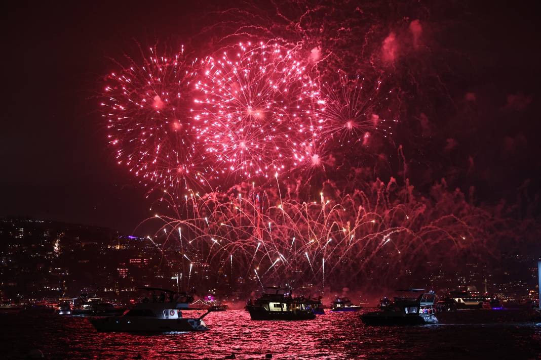 İstanbul Boğazı'nda görsel şölen: Cumhuriyetimiz 100 yaşında 2