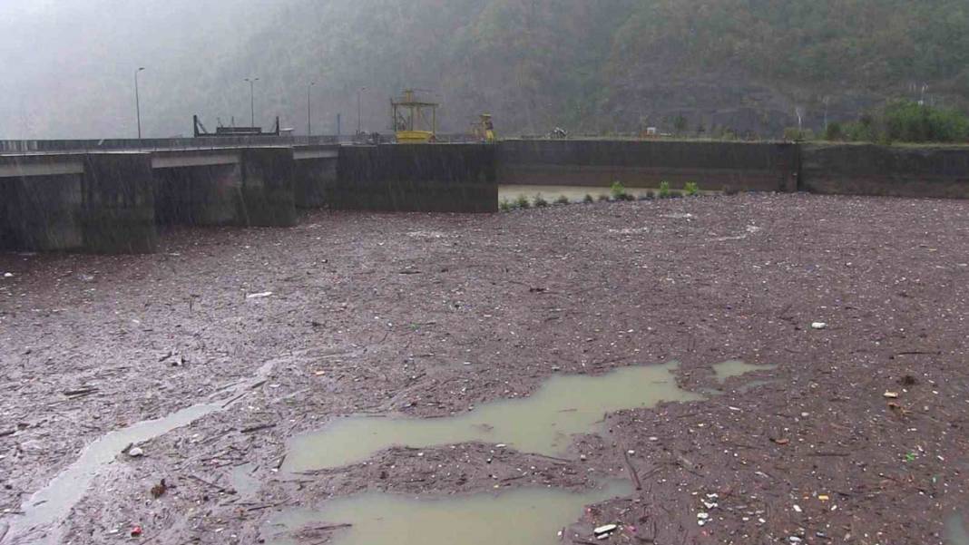 Şiddetli yağış Artvin'i vurdu: Heyelan, sel, su taşkınları... 9