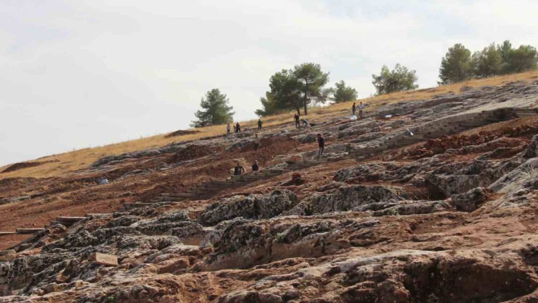 Adıyaman'ın Perre Antik Kent'inde yazıtlı mezar odası keşfedildi 3