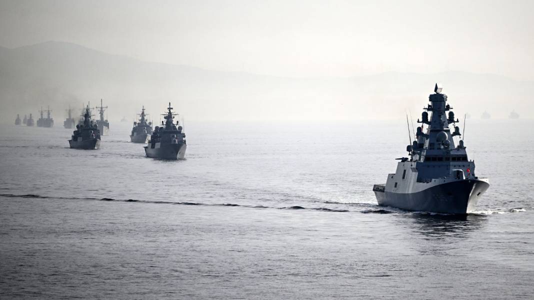 Cumhuriyet'in 100'üncü yılında tarihi geçit! Türk Donanması İstanbul Boğazı'nda 18