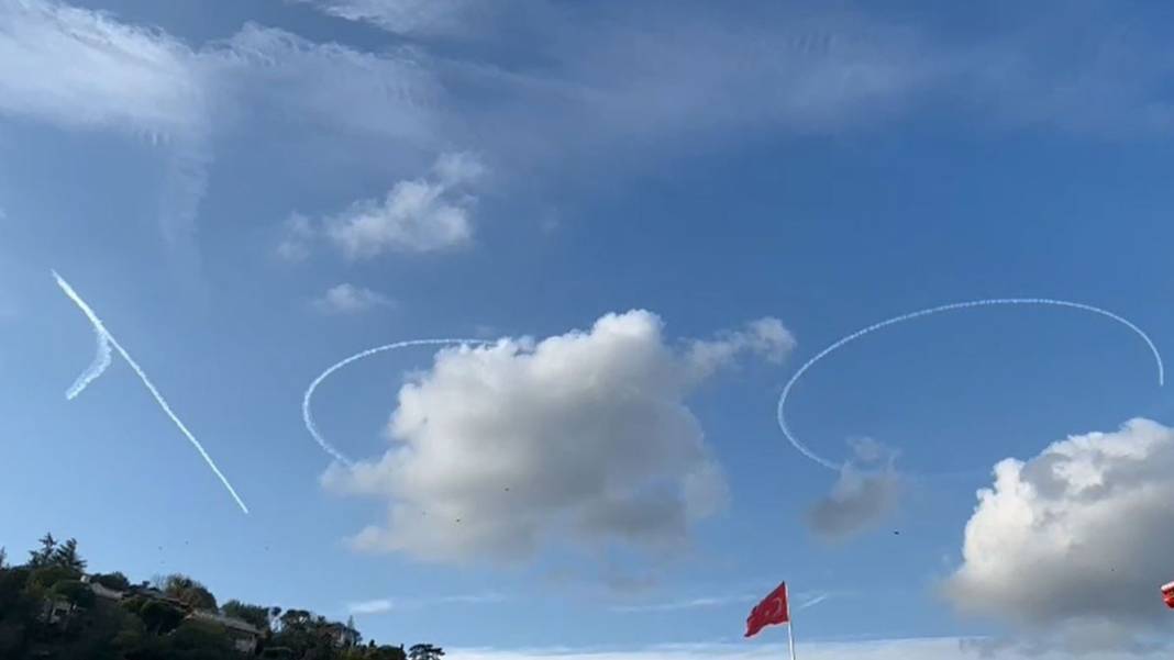 Cumhuriyet'in 100'üncü yılında tarihi geçit! Türk Donanması İstanbul Boğazı'nda 14