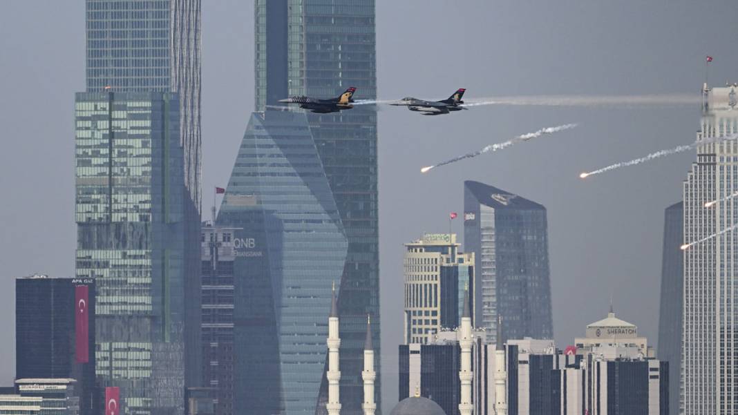 Cumhuriyet'in 100'üncü yılında tarihi geçit! Türk Donanması İstanbul Boğazı'nda 11