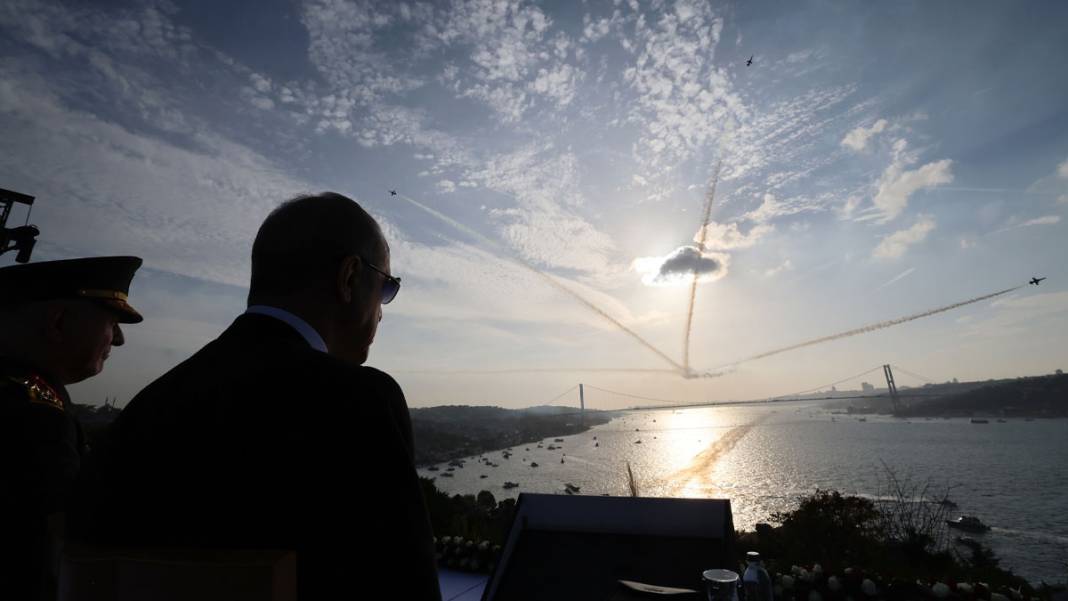 Cumhuriyet'in 100'üncü yılında tarihi geçit! Türk Donanması İstanbul Boğazı'nda 22