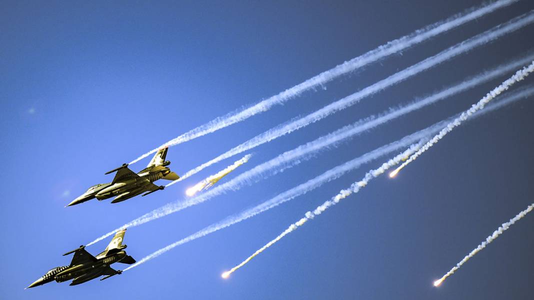 Cumhuriyet'in 100'üncü yılında tarihi geçit! Türk Donanması İstanbul Boğazı'nda 13