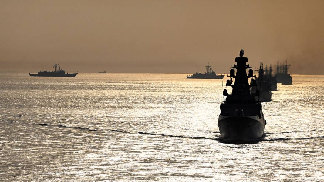 Cumhuriyet'in 100'üncü yılında tarihi geçit! Türk Donanması İstanbul Boğazı'nda 17