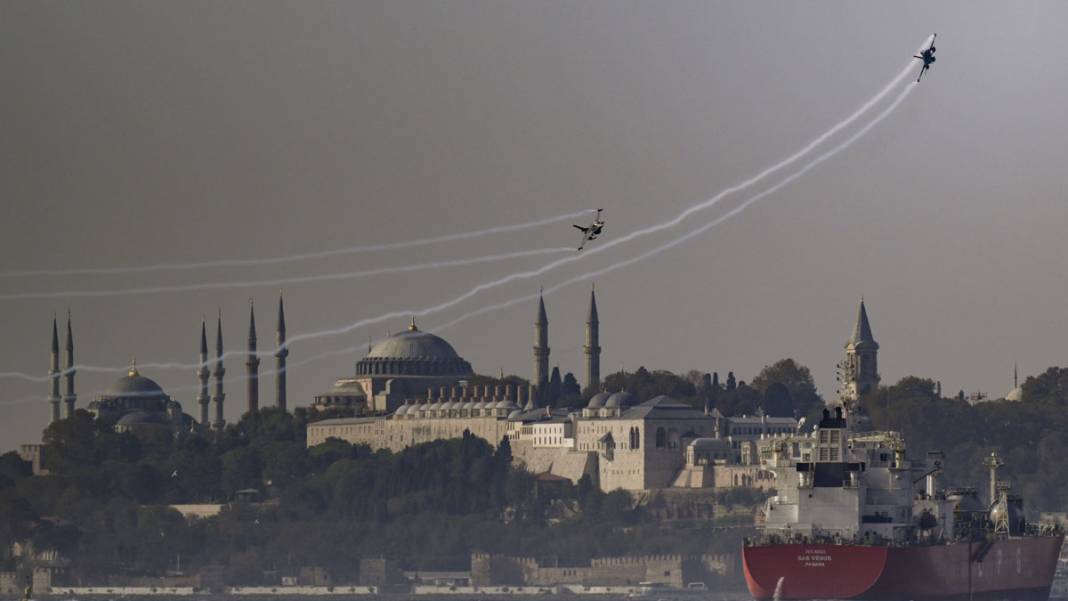Cumhuriyet'in 100'üncü yılında tarihi geçit! Türk Donanması İstanbul Boğazı'nda 15