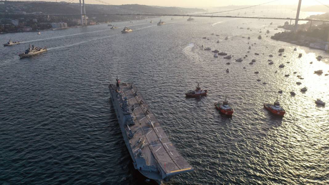 Cumhuriyet'in 100'üncü yılında tarihi geçit! Türk Donanması İstanbul Boğazı'nda 20