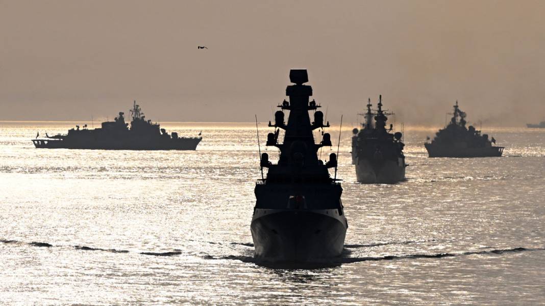 Cumhuriyet'in 100'üncü yılında tarihi geçit! Türk Donanması İstanbul Boğazı'nda 16