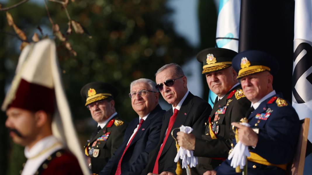 Cumhuriyet'in 100'üncü yılında tarihi geçit! Türk Donanması İstanbul Boğazı'nda 21