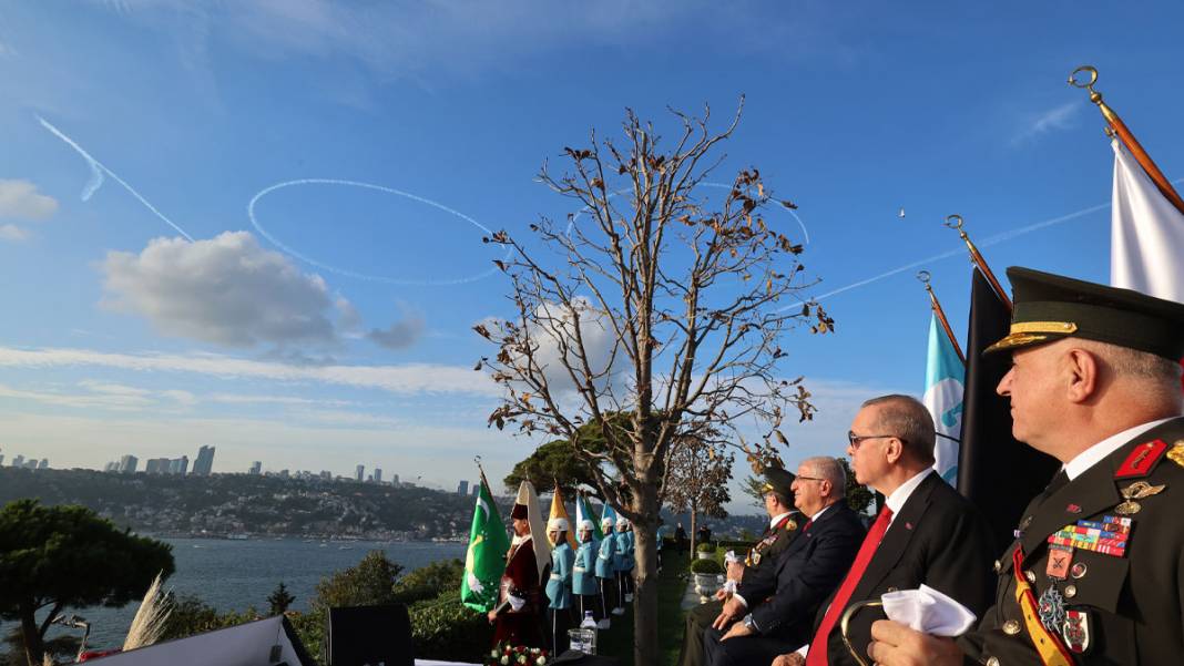 Cumhuriyet'in 100'üncü yılında tarihi geçit! Türk Donanması İstanbul Boğazı'nda 23