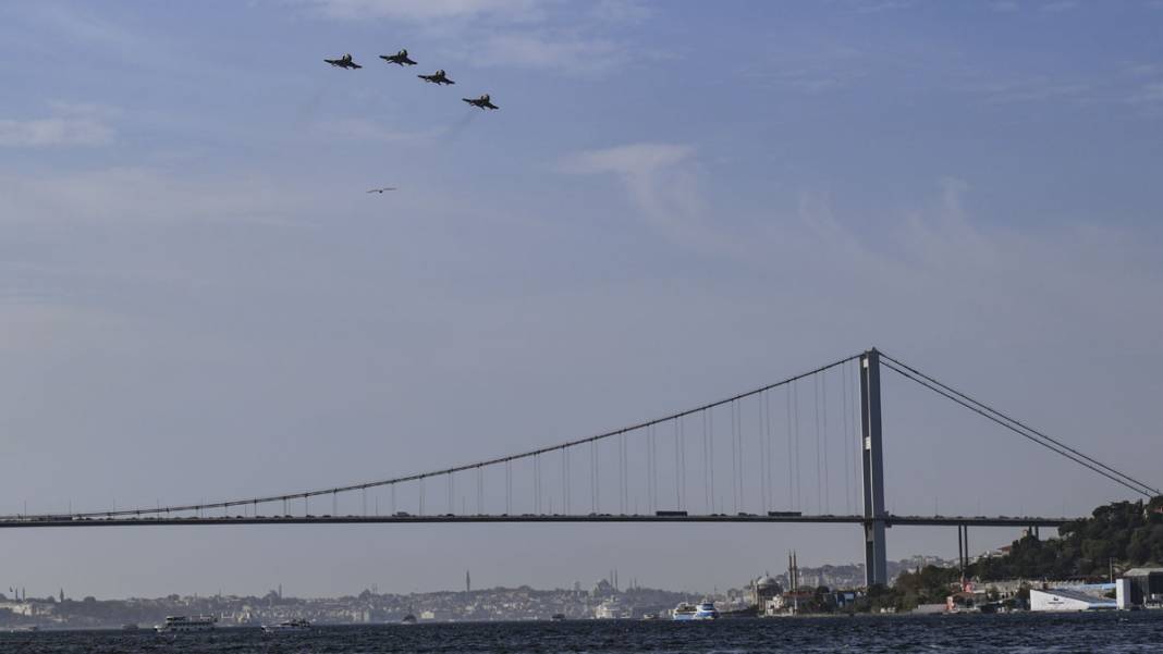 Cumhuriyet'in 100'üncü yılında tarihi geçit! Türk Donanması İstanbul Boğazı'nda 12