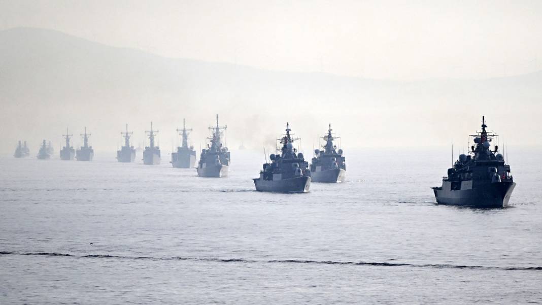 Cumhuriyet'in 100'üncü yılında tarihi geçit! Türk Donanması İstanbul Boğazı'nda 19