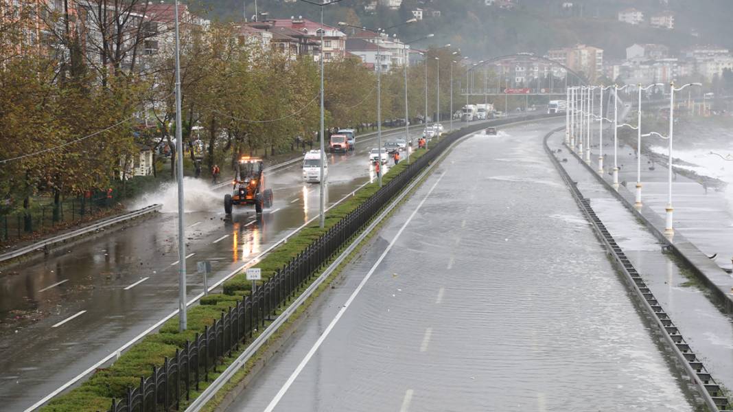Karadeniz sahil yolu trafiğe kapandı 7