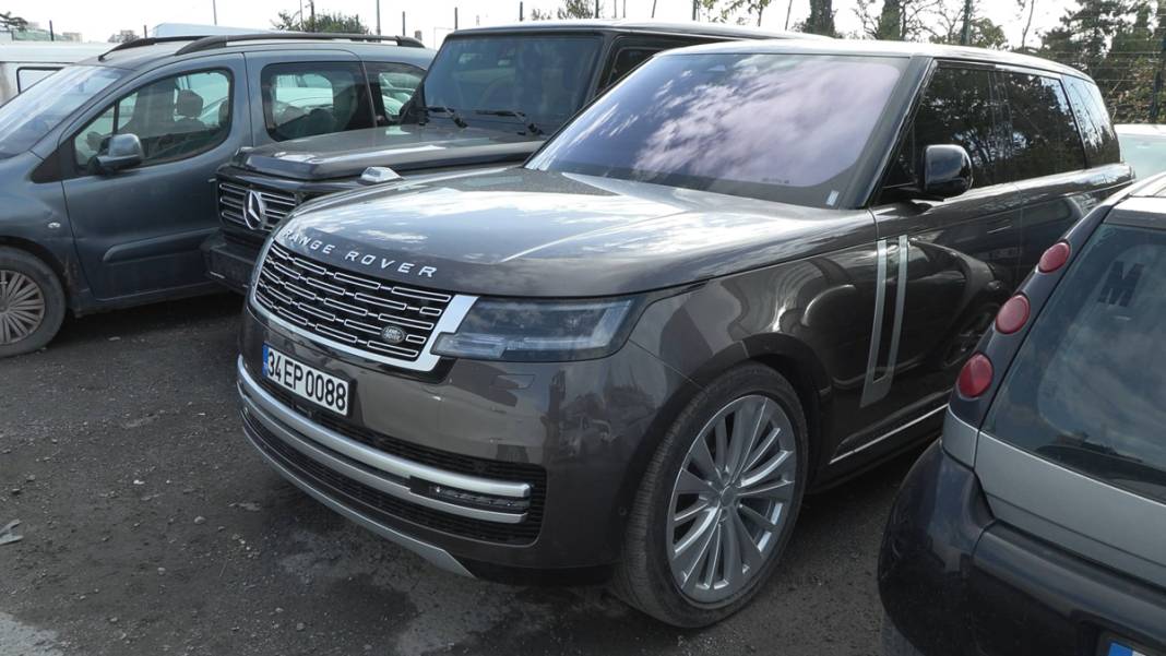 Şatafatlı hayat yediemin otoparkına! 9 lüks araç tek tek sıralandı 7