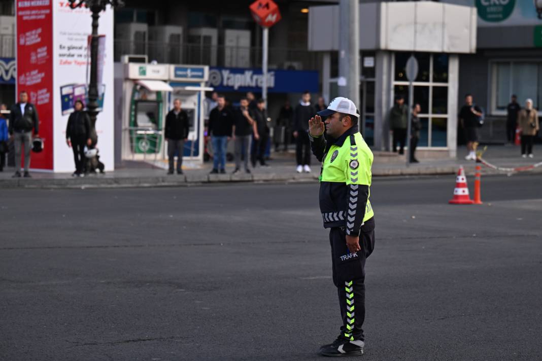 Türkiye'den 10 Kasım kareleri: Saat 9'u 5 geçe hayat durdu 14