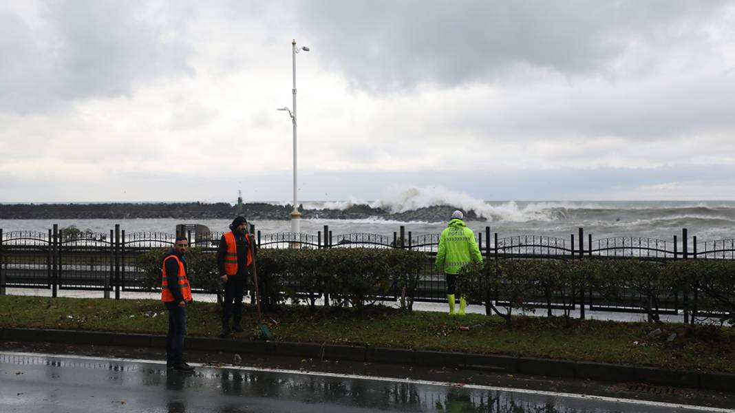 Karadeniz sahil yolu trafiğe kapandı 8