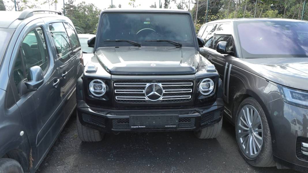 Şatafatlı hayat yediemin otoparkına! 9 lüks araç tek tek sıralandı 6