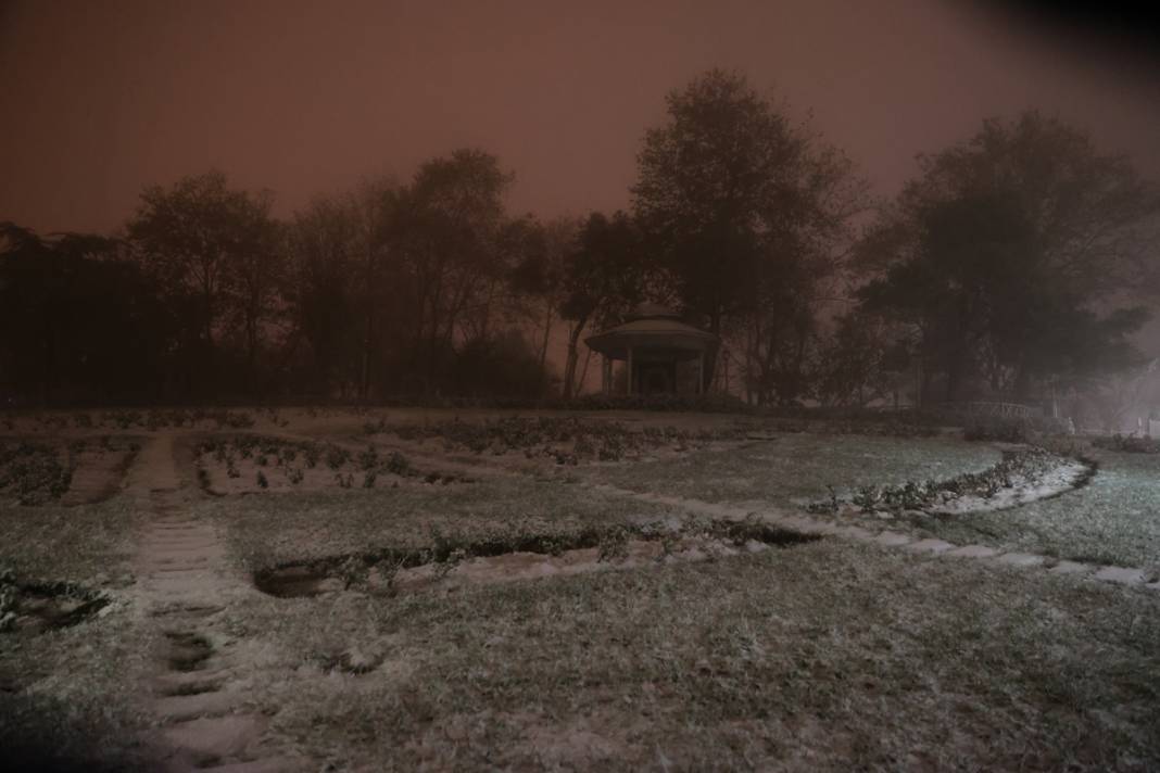 İstanbul'da lapa lapa kar yağdı: Megakent beyaza büründü 10