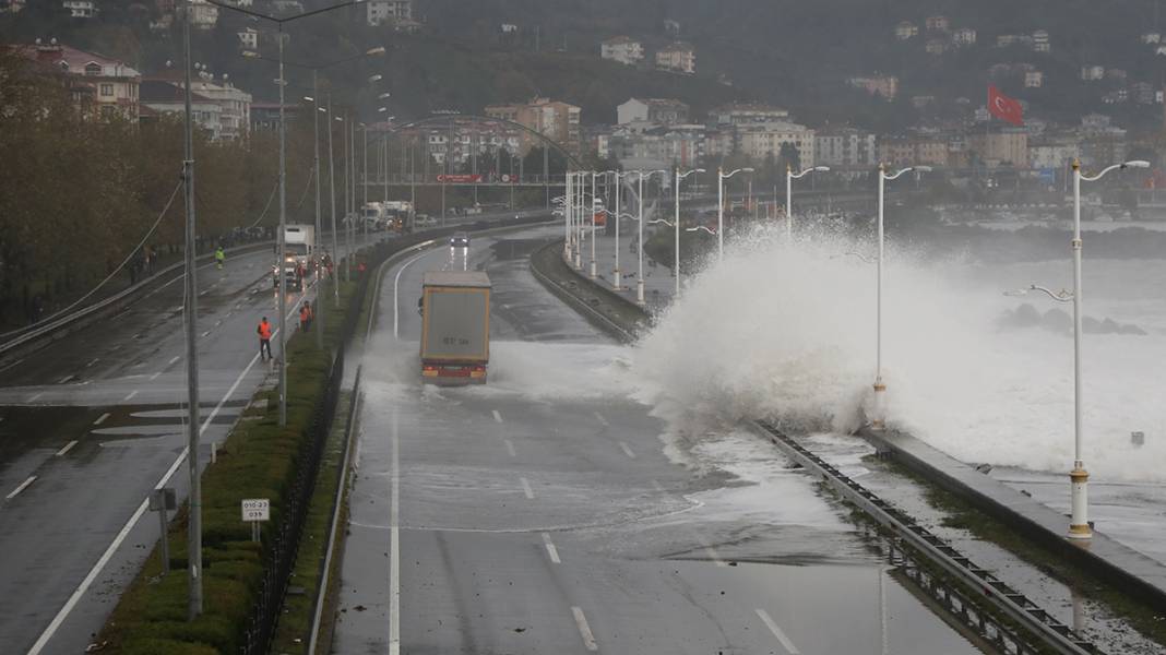 Karadeniz sahil yolu trafiğe kapandı 6