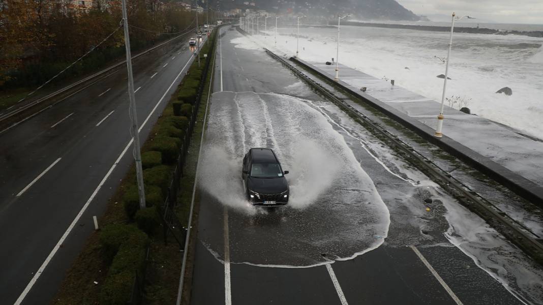 Karadeniz sahil yolu trafiğe kapandı 4