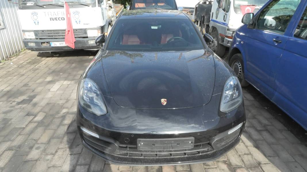 Şatafatlı hayat yediemin otoparkına! 9 lüks araç tek tek sıralandı 8