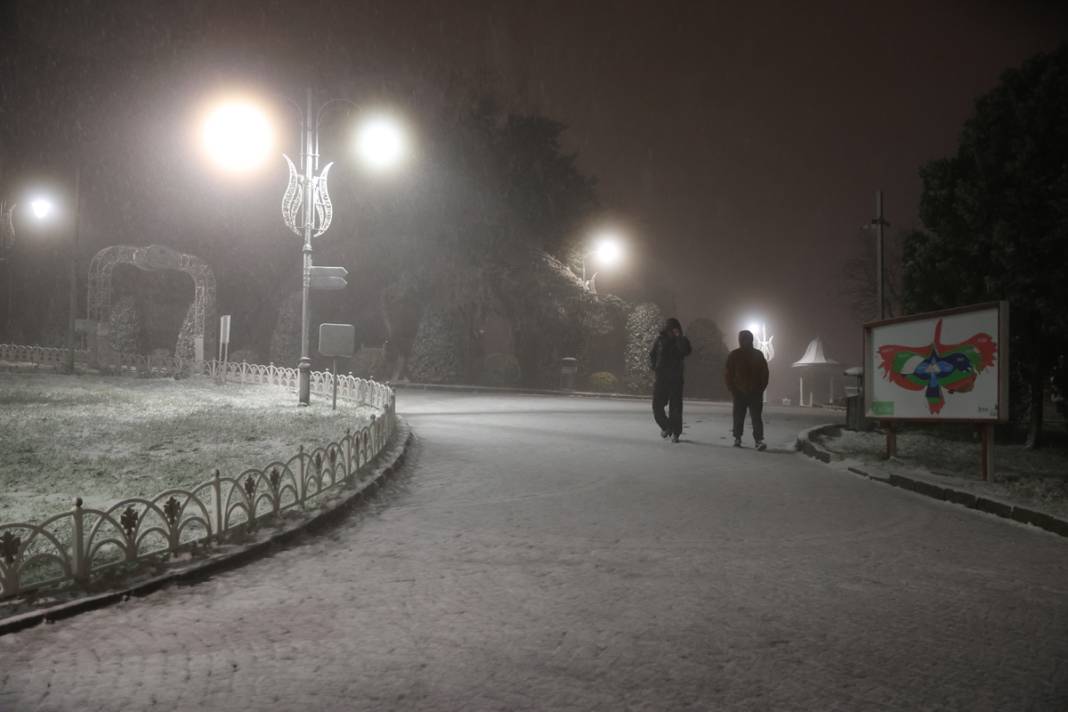 İstanbul'da lapa lapa kar yağdı: Megakent beyaza büründü 8
