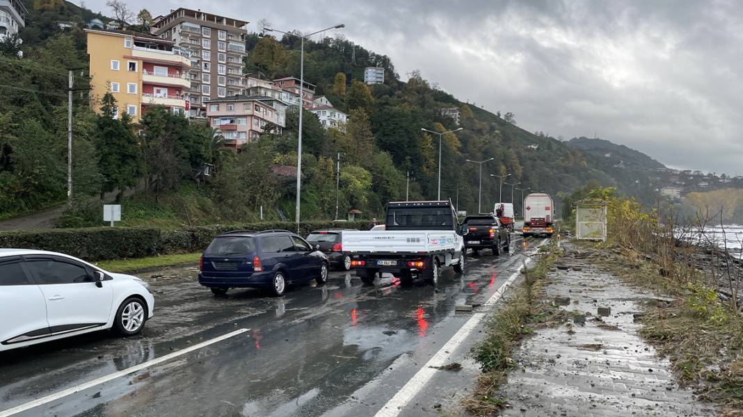 Karadeniz sahil yolu trafiğe kapandı 2