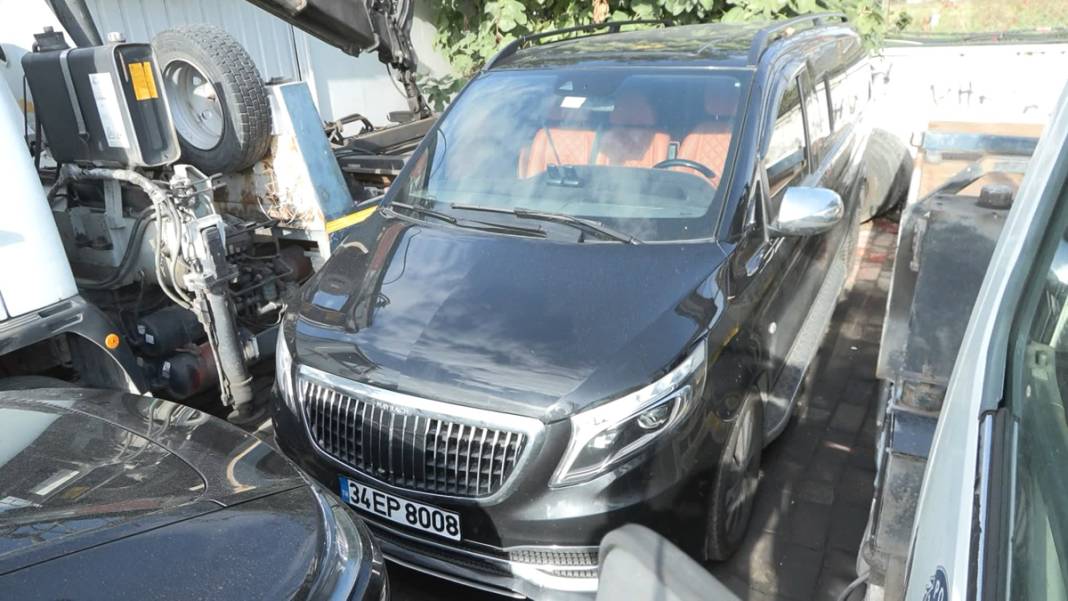 Şatafatlı hayat yediemin otoparkına! 9 lüks araç tek tek sıralandı 3