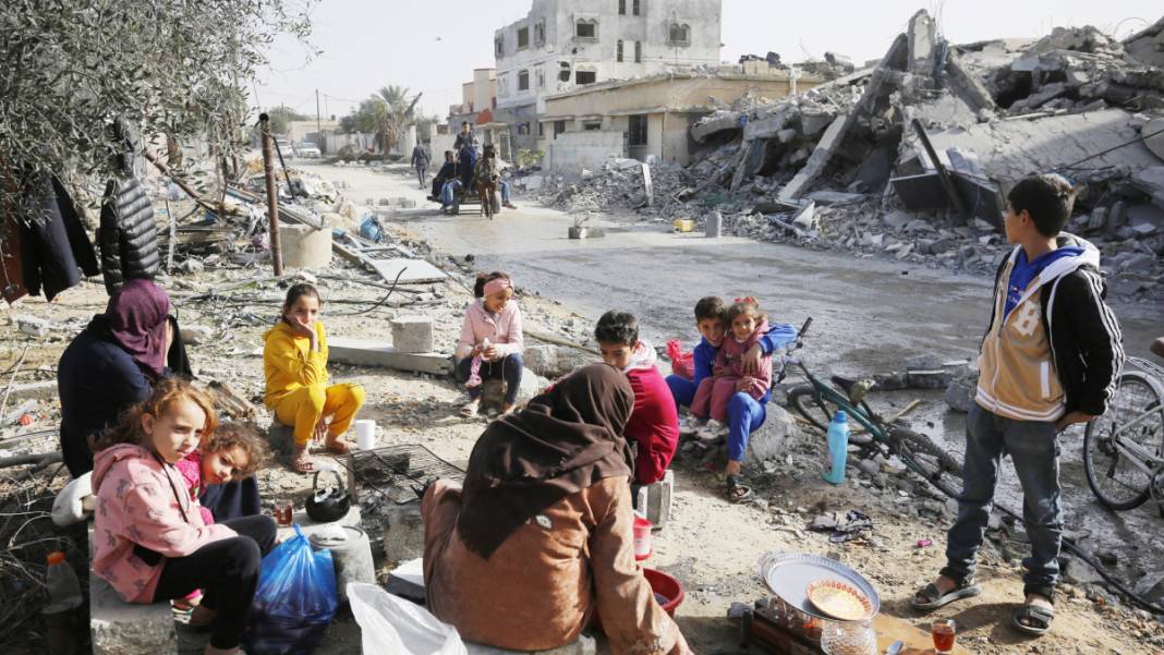 En acı eve dönüş... Gazze'deki enkazın arasında yaşama tutunmaya çalışıyorlar 6