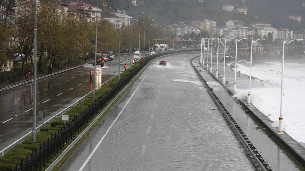Karadeniz sahil yolu trafiğe kapandı 3