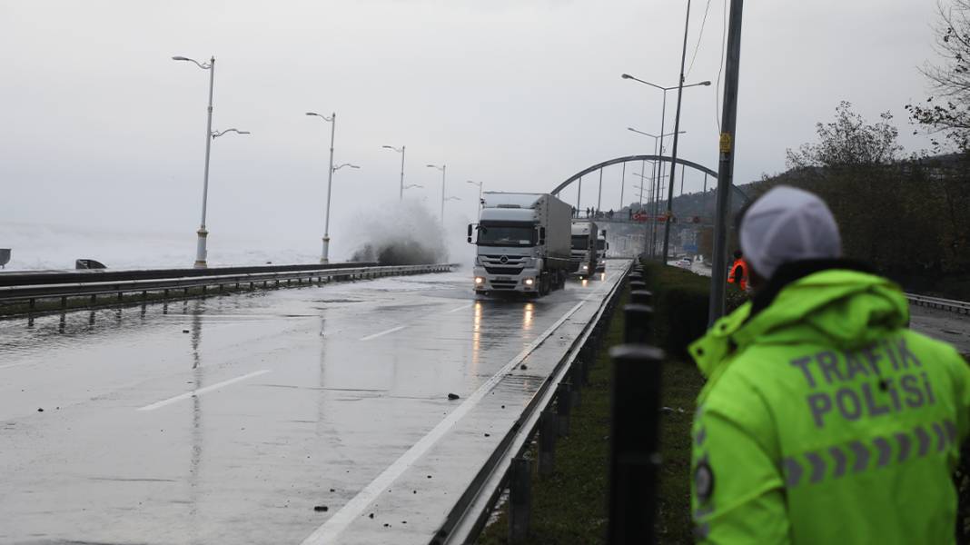Karadeniz sahil yolu trafiğe kapandı 1